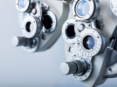 Apparecchiatura ottica per il test della vista. Macchinario medico professionale. Oftalmologia.
